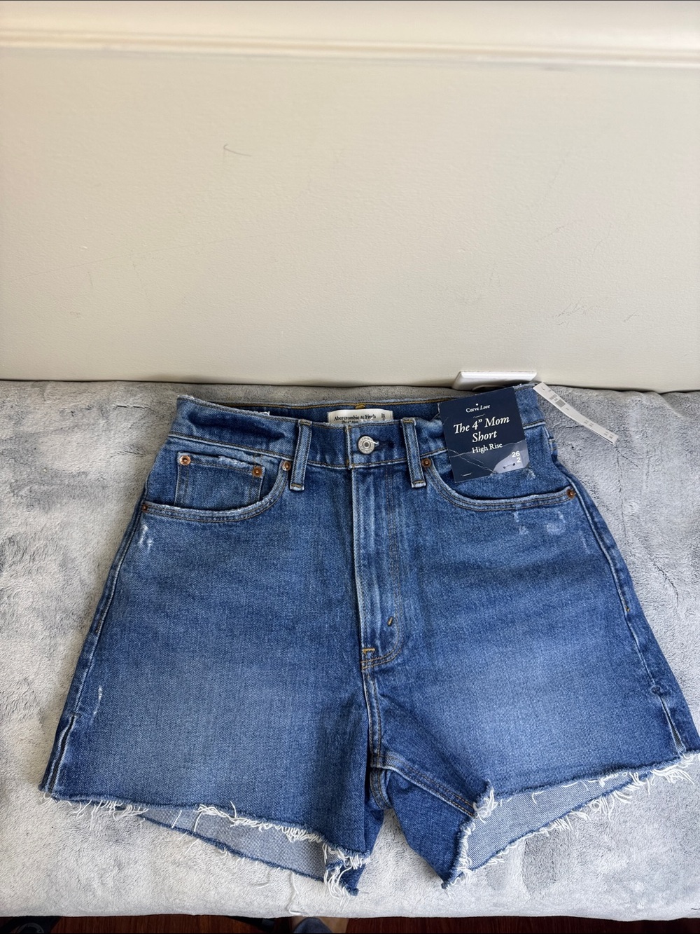 Abercrombie Curve Love 4" High Rise Mom Shorts - Size 26/2 - Medium Wash